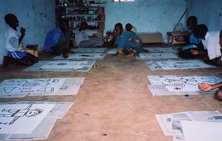 les enfants devant leurs oeuvres